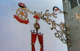 テキスタイル資料館の目印となる看板の写真